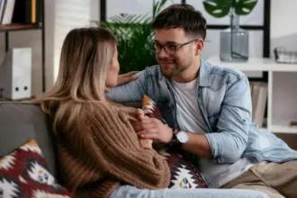 Veja como usar a escuta ativa para acolher quem precisa de apoio