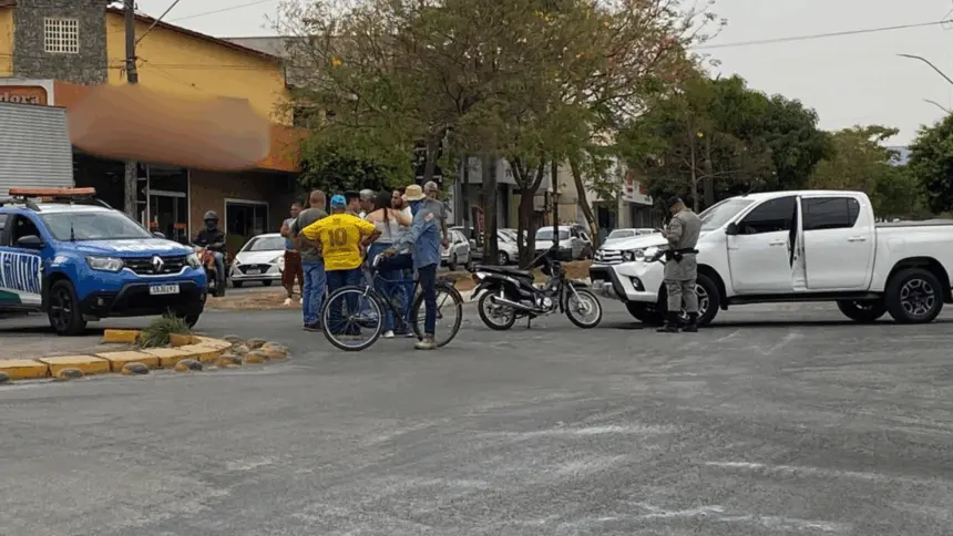 Colisão entre moto e caminhonete deixa uma pessoa ferida no Bairro Carrilho