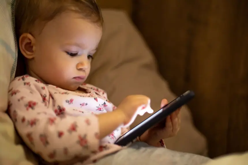 Veja os riscos do excesso de telas para crianças e adolescentes Veja os riscos do excesso de telas para crianças e adolescentes