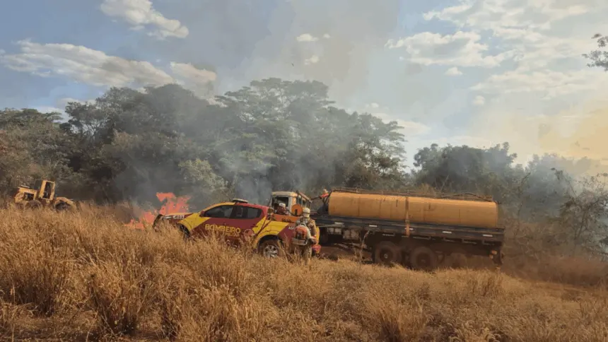 Incêndio em vegetação mobiliza bombeiros de Goianésia e caminhão pipa na zona rural de Vila Propício Incêndio em vegetação mobiliza bombeiros de Goianésia e caminhão pipa na zona rural de Vila Propício