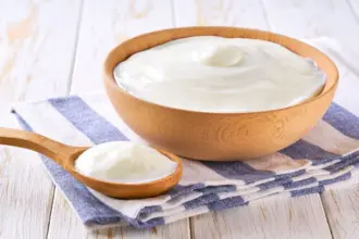 7 benefícios do iogurte natural e formas criativas de usá-lo