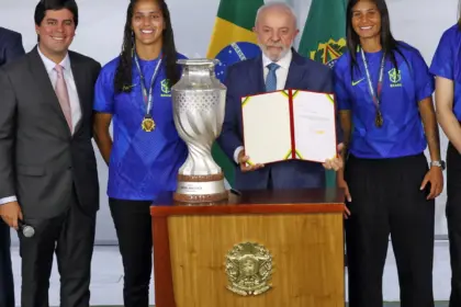 Lula diz que enviará projeto de lei para incentivar futebol feminino
