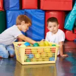 5 mitos sobre a sobre socialização de crianças autistas