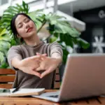 6 exercícios para aliviar dores causadas pelo trabalho no computador