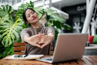 6 exercícios para aliviar dores causadas pelo trabalho no computador