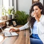 5 hábitos para prevenir a trombose em quem trabalha sentado