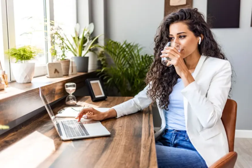 5 hábitos para prevenir a trombose em quem trabalha sentado