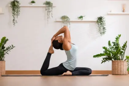 5 posturas de ioga para melhorar a saúde sexual feminina