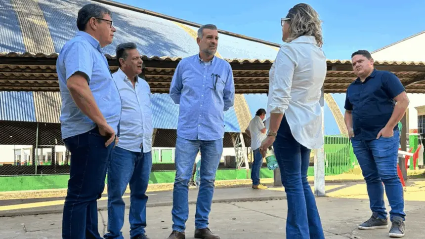 Prefeito Renato acompanha situação da Escola Luiz de Oliveira e determina ações para manter aulas em tempo integral Prefeito Renato acompanha situação da Escola Luiz de Oliveira e determina ações para manter aulas em tempo integral