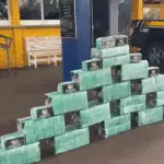 PRF intercepta dois caminhões e apreende 330 kg de cocaína