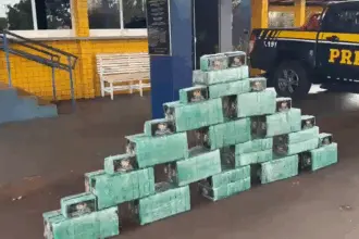 PRF intercepta dois caminhões e apreende 330 kg de cocaína