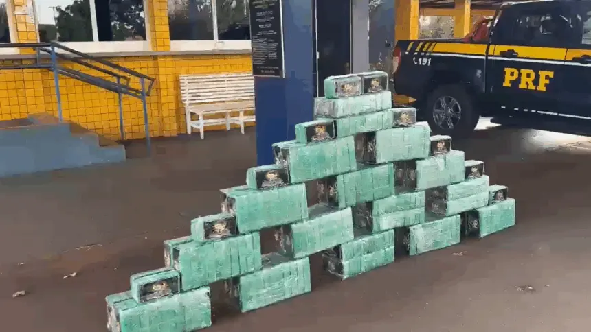PRF intercepta dois caminhões e apreende 330 kg de cocaína PRF intercepta dois caminhões e apreende 330 kg de cocaína