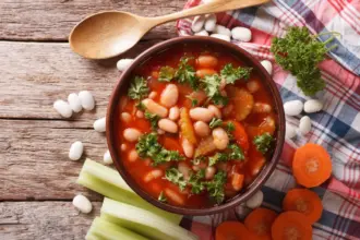 3 receitas de sopas leves e nutritivas para o jantar