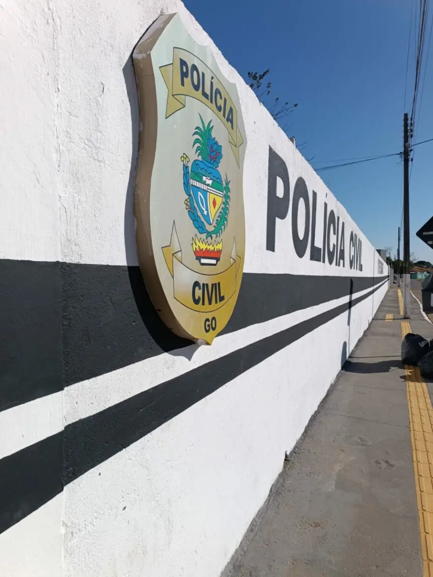 Homem é preso por descumprir medidas protetivas ao mexer em câmeras de segurança de ex-companheira para não ser filmado Homem é preso por descumprir medidas protetivas ao mexer em câmeras de segurança de ex-companheira para não ser filmado