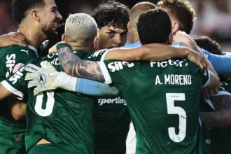 Virada e derrota rubro-negra levam Palmeiras à ponta do Brasileirão