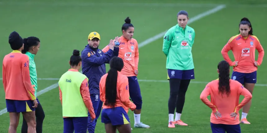 Seleção feminina realiza primeiro treino para amistosos na Europa Seleção feminina realiza primeiro treino para amistosos na Europa