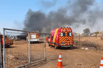 Bombeiros são acionados para controlar incêndio em depósito de reciclagem no Parque das Palmeiras Bombeiros são acionados para controlar incêndio em depósito de reciclagem no Parque das Palmeiras