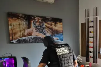 Operação Saldo Negativo cumpre busca domiciliar e investiga ex-gerente de banco por movimentar fraudes usando mais de 50 contas-correntes de clientes Operação Saldo Negativo cumpre busca domiciliar e investiga ex-gerente de banco por movimentar fraudes usando mais de 50 contas-correntes de clientes