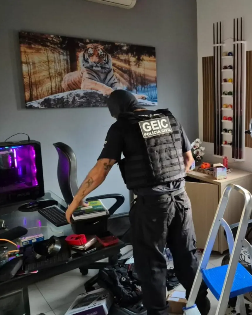 Operação Saldo Negativo cumpre busca domiciliar e investiga ex-gerente de banco por movimentar fraudes usando mais de 50 contas-correntes de clientes Operação Saldo Negativo cumpre busca domiciliar e investiga ex-gerente de banco por movimentar fraudes usando mais de 50 contas-correntes de clientes