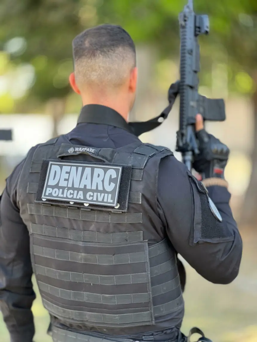 PCGO prende homem em flagrante por tráfico de drogas e por manter vítima em cárcere privado há aproximadamente um ano PCGO prende homem em flagrante por tráfico de drogas e por manter vítima em cárcere privado há aproximadamente um ano