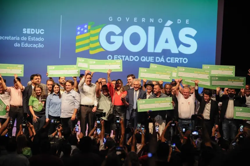 Governador sanciona lei que garante R$ 40 mil a professores de escolas contempladas com Prêmio Leia – Portal Goiás