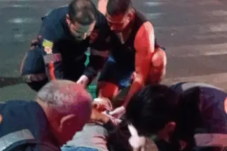 Bombeiro de folga presta socorro a jovem gravemente ferido em acidente no centro de Goianésia Bombeiro de folga presta socorro a jovem gravemente ferido em acidente no centro de Goianésia