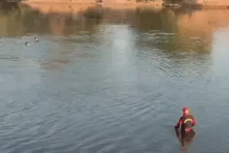 Bombeiros localizam corpo de mulher que caiu com carro no Rio das Almas Bombeiros localizam corpo de mulher que caiu com carro no Rio das Almas