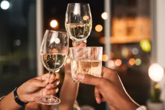 Intoxicação por metanol expõe dependência social do álcool