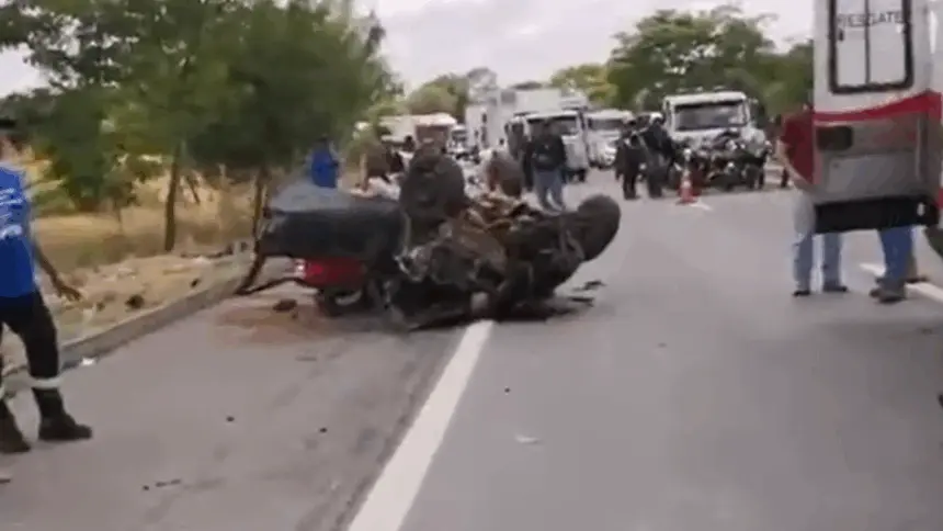 Urgente: Colisão entre carro e ambulância deixa três mortos e dois feridos graves na BR-153 Urgente: Colisão entre carro e ambulância deixa três mortos e dois feridos graves na BR-153