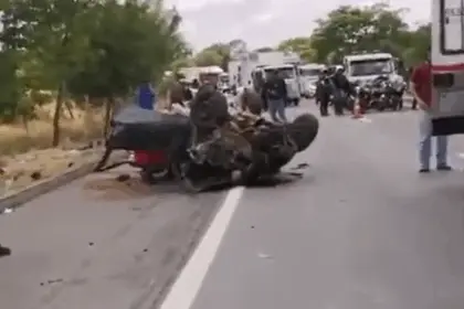 Atualização: Colisão entre carro e ambulância deixa três mortos e três feridos na BR-153 Atualização: Colisão entre carro e ambulância deixa três mortos e três feridos na BR-153