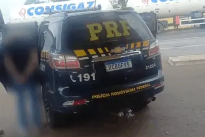 Durante fiscalização a ônibus, PRF apreende droga e detém foragido da Justiça na BR-153 Durante fiscalização a ônibus, PRF apreende droga e detém foragido da Justiça na BR-153