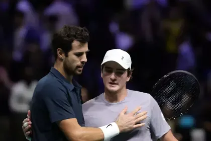 João Fonseca batalha em quadra, mas dá adeus ao Masters 1000 de Paris João Fonseca batalha em quadra, mas dá adeus ao Masters 1000 de Paris