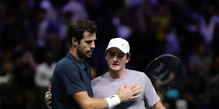 João Fonseca batalha em quadra, mas dá adeus ao Masters 1000 de Paris João Fonseca batalha em quadra, mas dá adeus ao Masters 1000 de Paris