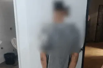 Forças policiais prendem casal suspeito de envolvimento na morte de uma criança de 1 ano e 10 meses Forças policiais prendem casal suspeito de envolvimento na morte de uma criança de 1 ano e 10 meses