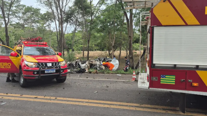 Grave acidente na GO-080 próximo a Artulândia deixa uma mulher morta e vários feridos Grave acidente na GO-080 próximo a Artulândia deixa uma mulher morta e vários feridos
