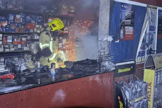 Incêndio atinge comércio em Goianésia e é controlado pelo Corpo de Bombeiros Incêndio atinge comércio em Goianésia e é controlado pelo Corpo de Bombeiros