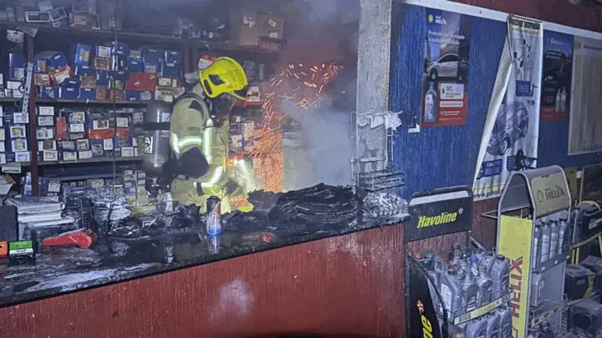 Incêndio atinge comércio em Goianésia e é controlado pelo Corpo de Bombeiros Incêndio atinge comércio em Goianésia e é controlado pelo Corpo de Bombeiros