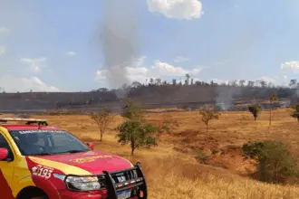 Incêndio de grandes proporções atinge região de Natinópolis Incêndio de grandes proporções atinge região de Natinópolis