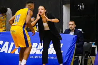 Primeira técnica mulher no NBB, Jelena Todorovic começa com pé direito
