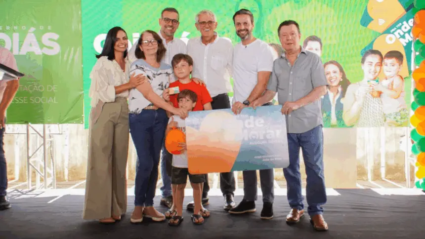 Mais de 250 famílias de Goianésia recebem cartões do Programa Aluguel Social Mais de 250 famílias de Goianésia recebem cartões do Programa Aluguel Social