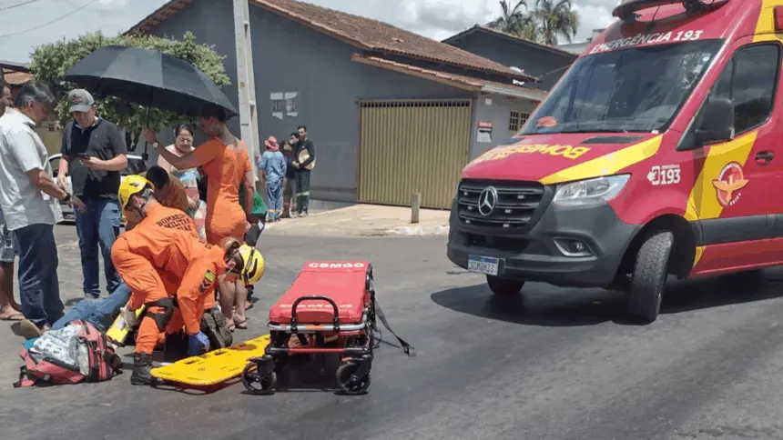 Motociclista fica ferido em acidente com carro na Avenida Contorno Motociclista fica ferido em acidente com carro na Avenida Contorno