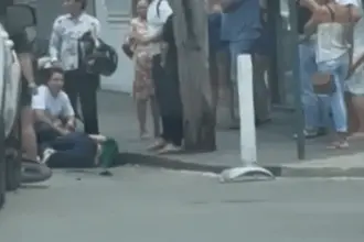 Mulher fica ferida em acidente entre carro e moto na Avenida Mato Grosso Mulher fica ferida em acidente entre carro e moto na Avenida Mato Grosso