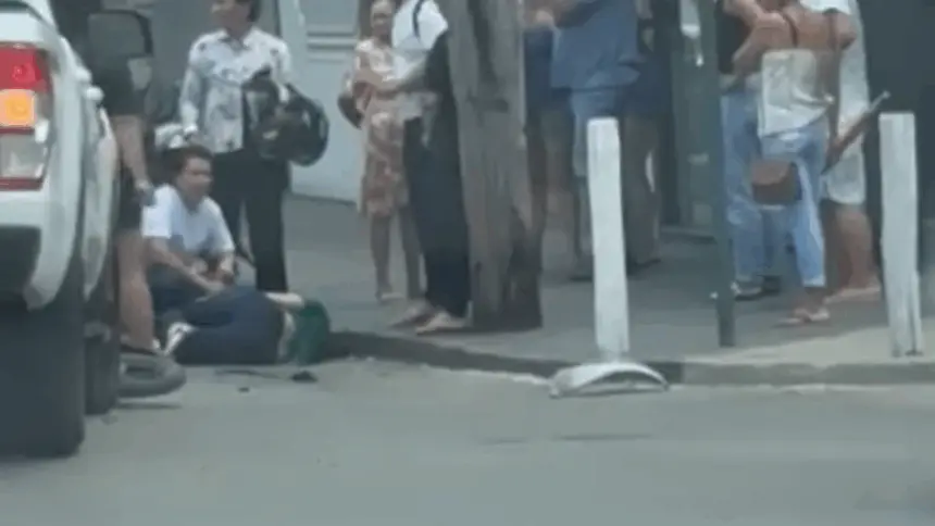 Mulher fica ferida em acidente entre carro e moto na Avenida Mato Grosso Mulher fica ferida em acidente entre carro e moto na Avenida Mato Grosso