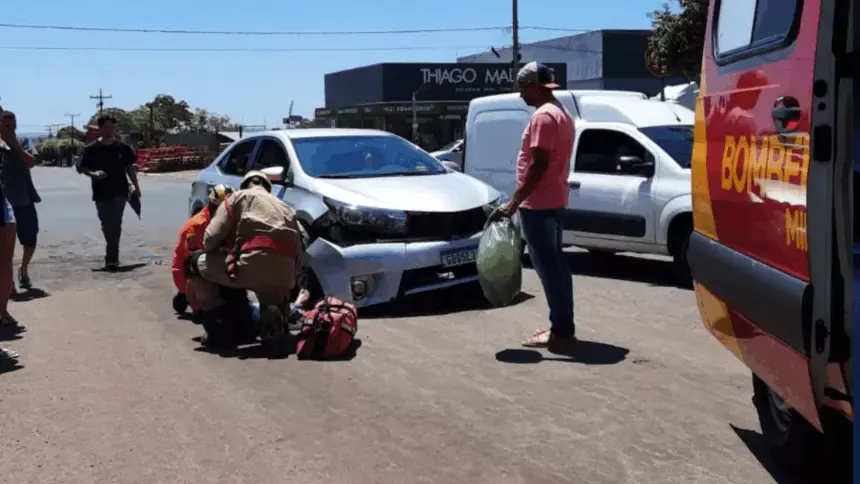 Mulher fica ferida em acidente entre carro e moto na região leste de Goianésia Mulher fica ferida em acidente entre carro e moto na região leste de Goianésia