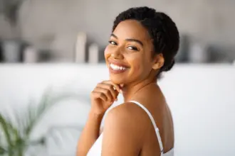 Veja como cuidar e amenizar olheiras em pele negra