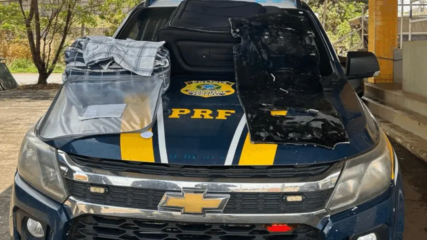 PRF apreende cerca de 6 kg de cocaína em ônibus interestadual PRF apreende cerca de 6 kg de cocaína em ônibus interestadual
