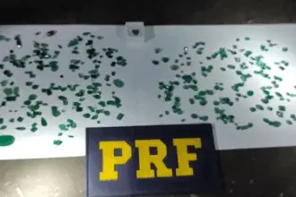 PRF apreende pedras preciosas sem origem comprovada na BR-153, em Jaraguá PRF apreende pedras preciosas sem origem comprovada na BR-153, em Jaraguá