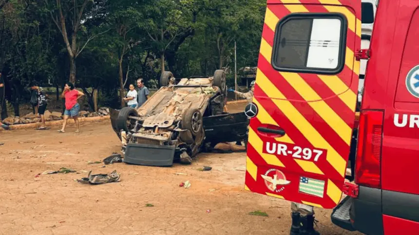 Três pessoas ficam feridas após capotamento na GO-080; bombeiros de Goianésia são acionados Três pessoas ficam feridas após capotamento na GO-080; bombeiros de Goianésia são acionados