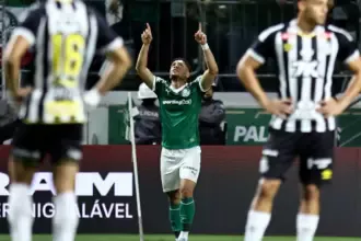Vitor Roque decide e Palmeiras vence clássico com Santos no Brasileiro