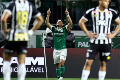 Vitor Roque decide e Palmeiras vence clássico com Santos no Brasileiro